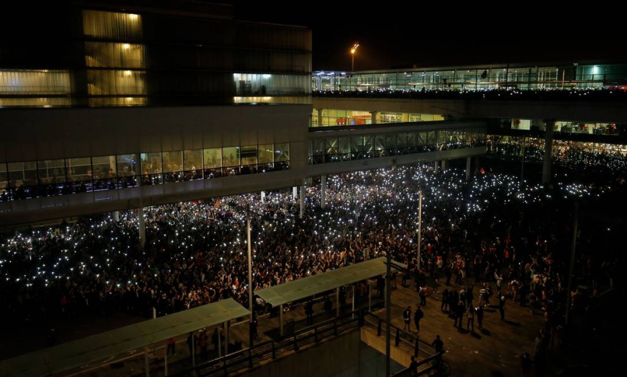 Manifestantes se reúnem do lado de fora do aeroporto de Barcelona Foto: PAU BARRENA / AFP