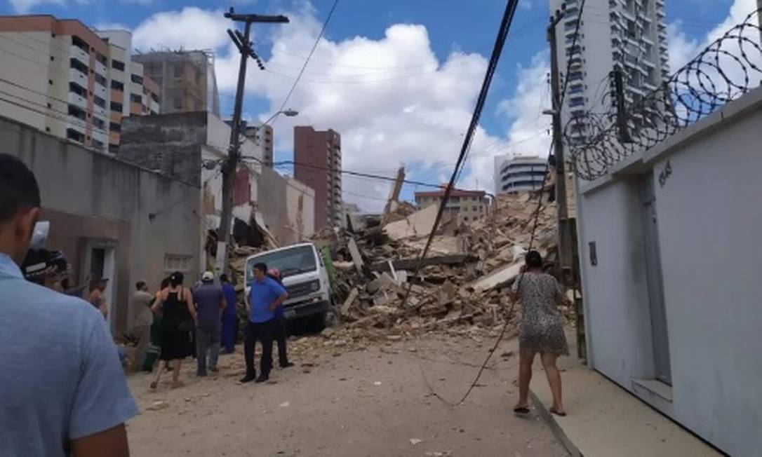 Escombros do prédio desabado invadem a rua Foto: Reprodução / G1