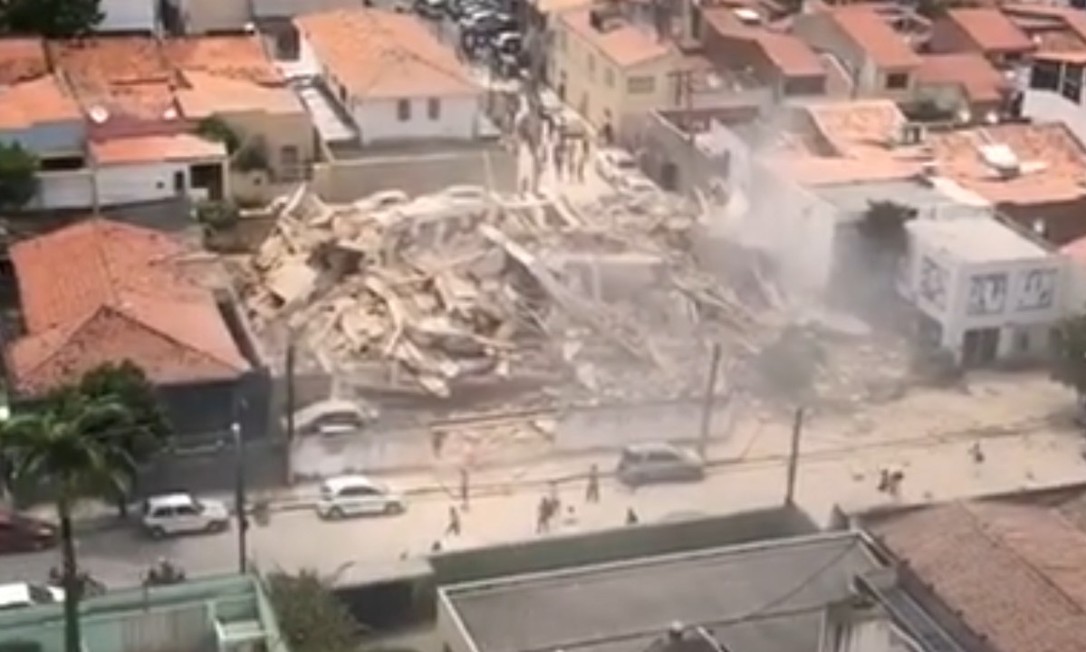 Escombros do prédio que desabou em Fortaleza Foto: Reprodução