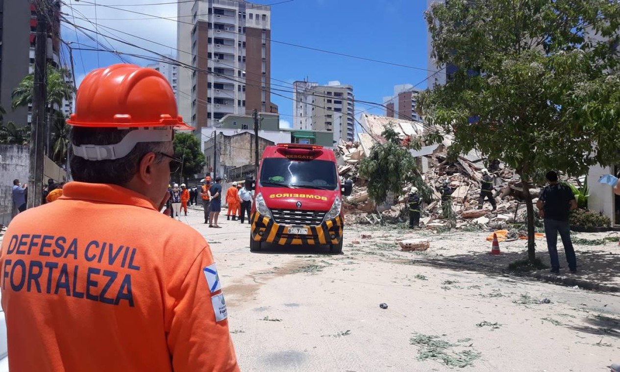 Além do corpo de bombeiros, equipes da Defesa Civil estão no local Foto: LC Moreira/Parceiro / Agência O Globo