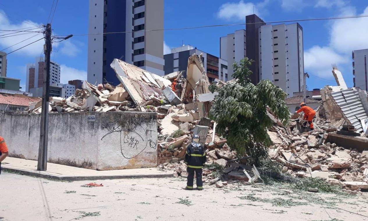Bombeiros escalam os escombros para resgatar as vítimas Foto: LC Moreira/Parceiro / Agência O Globo