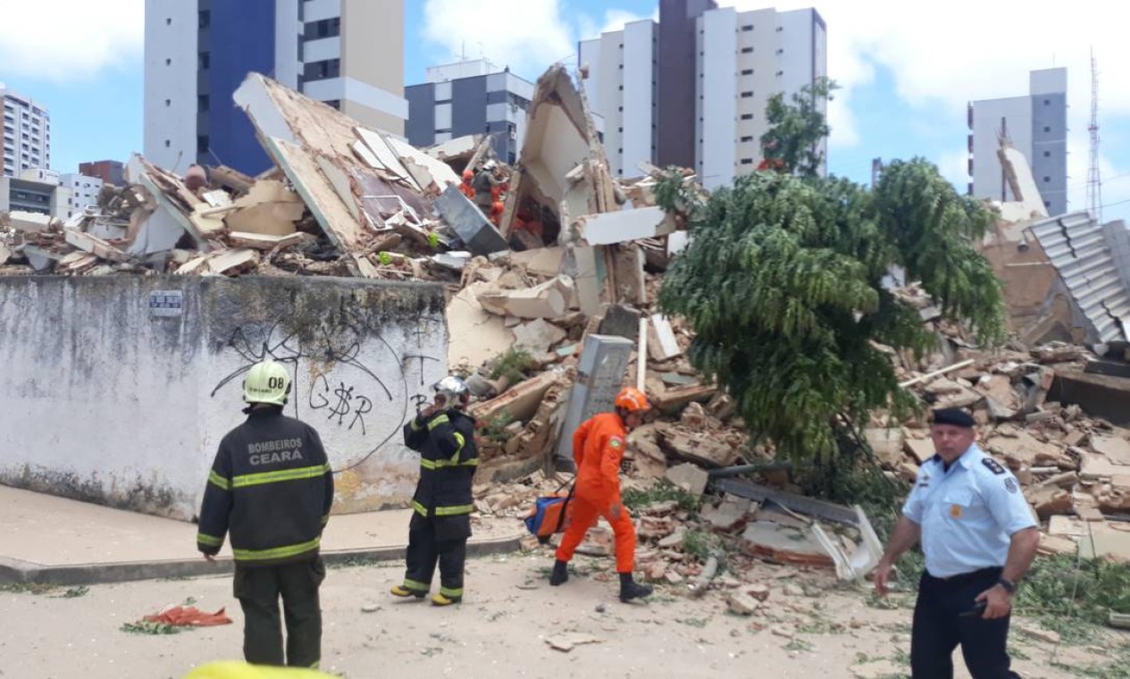 A área foi isolada para o trabalho de resgate das vítimas Foto: LC Moreira/Parceiro / Agência O Globo