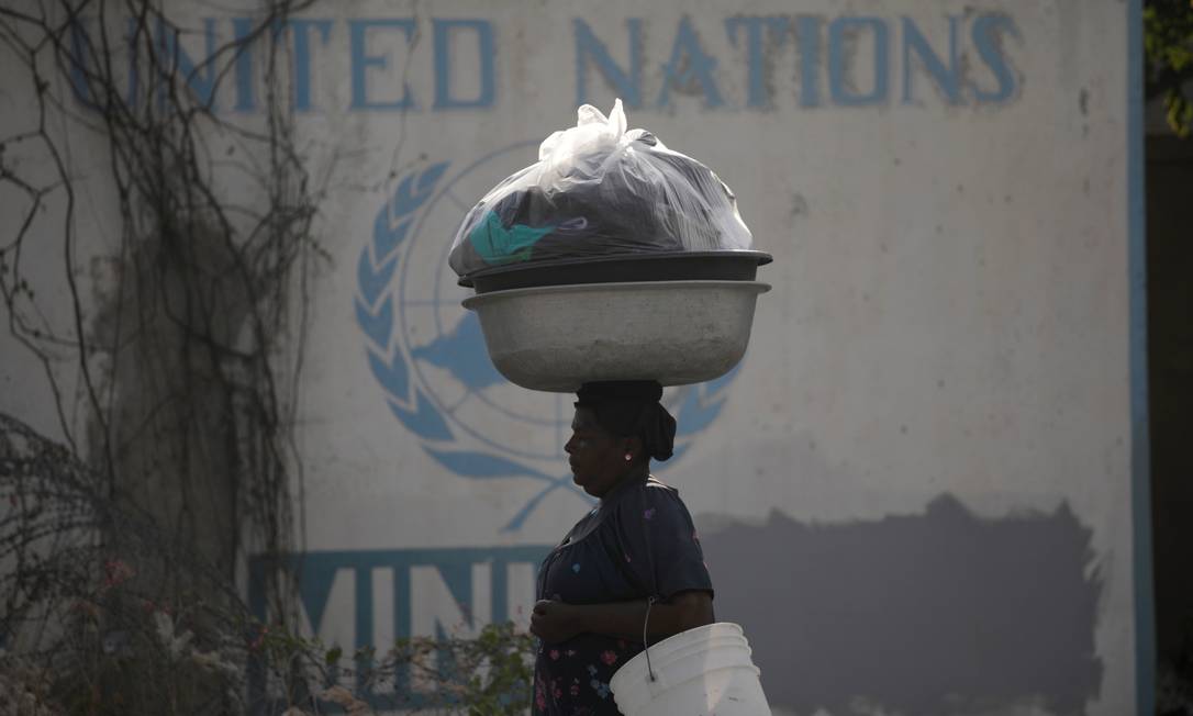 
Mulher passa por um sinal da Nações Unidas na capital do Haiti, Port-au-Prince: todos os indicadores econômicos e sociais do país, o mais pobre das Américas, estão no vermelho
Foto:
ANDRES MARTINEZ CASARES/REUTERS
