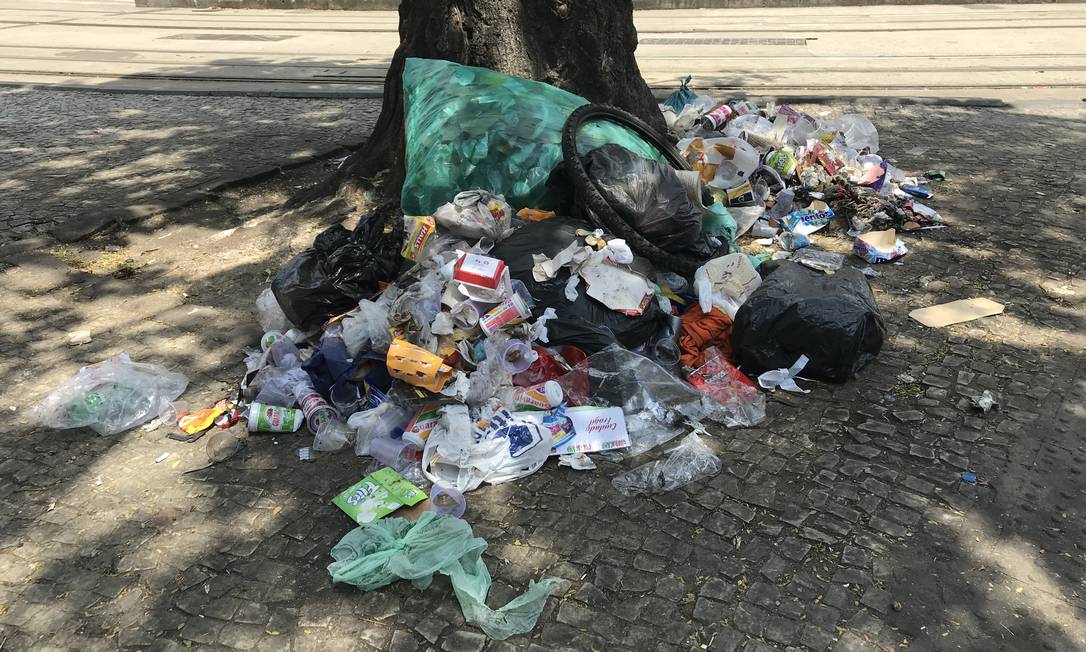 Lixo se acumula ao redor da Central do Brasil Foto: Ana Luísa Pontes