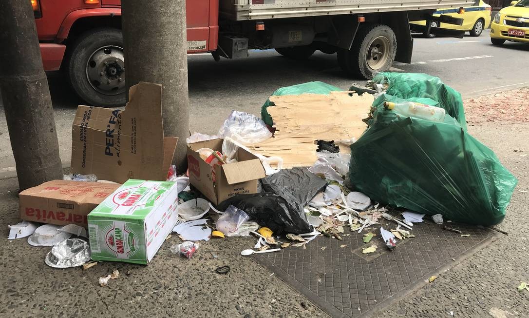 Lixo descartado nas esquinas incomoda moradores da Tijuca, na Zona Norte do Rio Foto: Ana Luísa Pontes