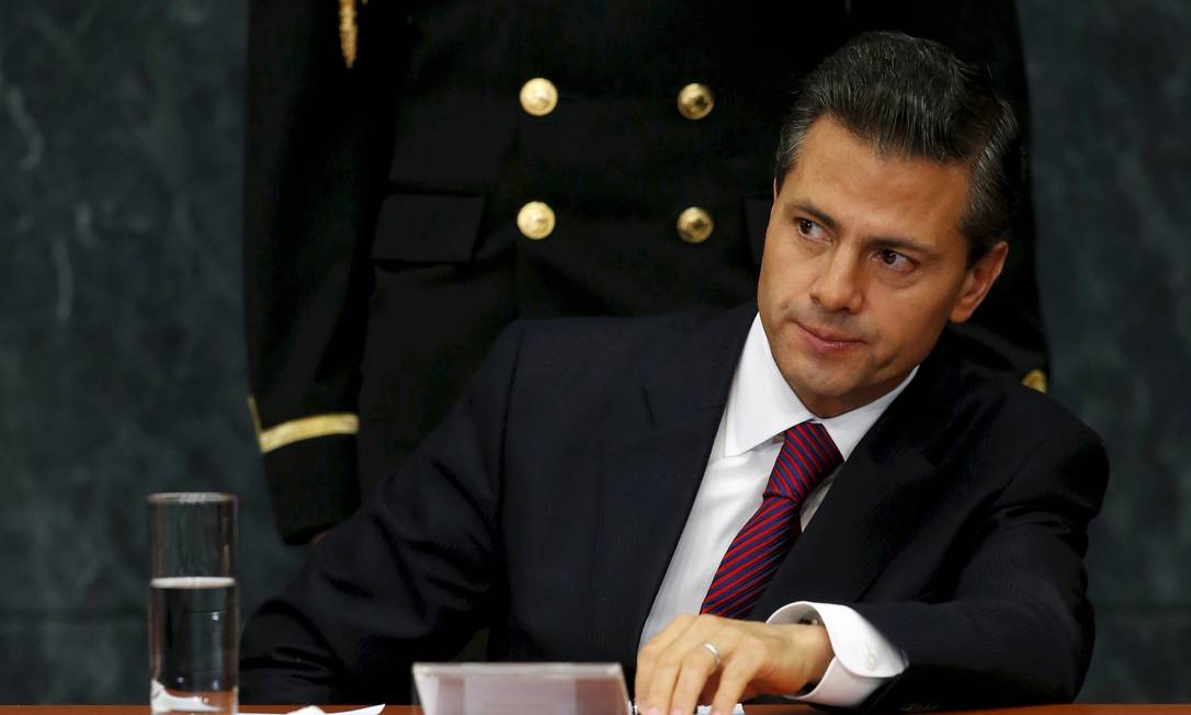 
O então presidente do México Enrique Peña Nieto gesticula em anúncio de investimento da cervejaria Grupo Modelo no país em 2015: advogado sob suspeita
Foto:
Edgard Garrido/Reuters/29-05-2015
