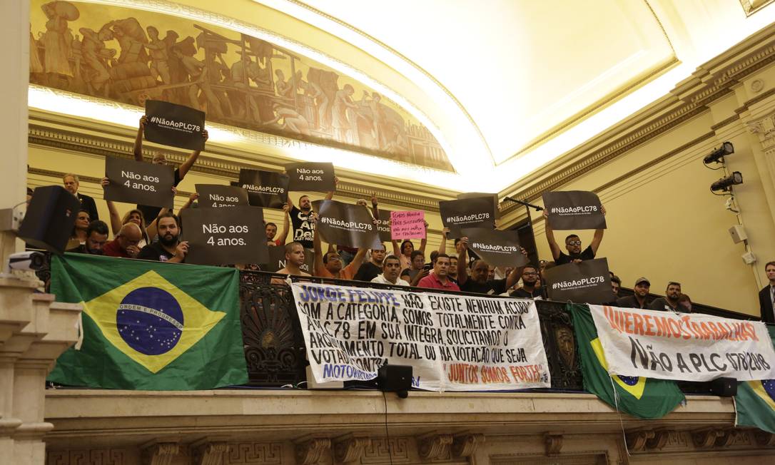'Torcidas' se posicionaram nas galerias da Câmara nesta terça-feira. Ainda não se sabe haverá votação Foto: Marcos Ramos / Agência O Globo