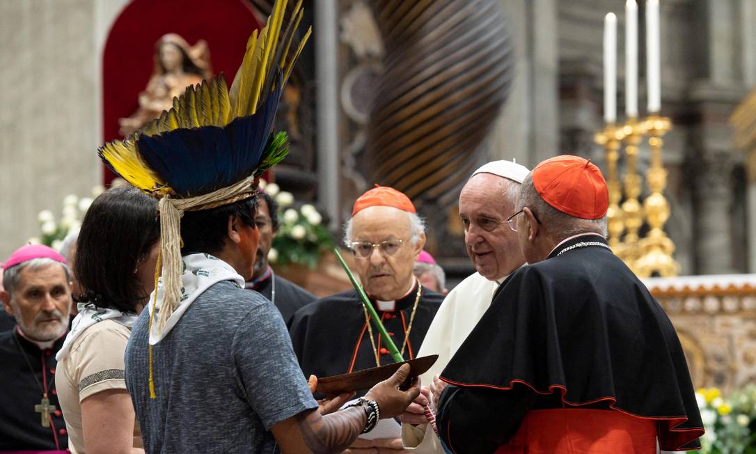 Papa Francisco recebe indígenas durante o Sínodo para a Amazônia Foto: VATICAN MEDIA / Reuters