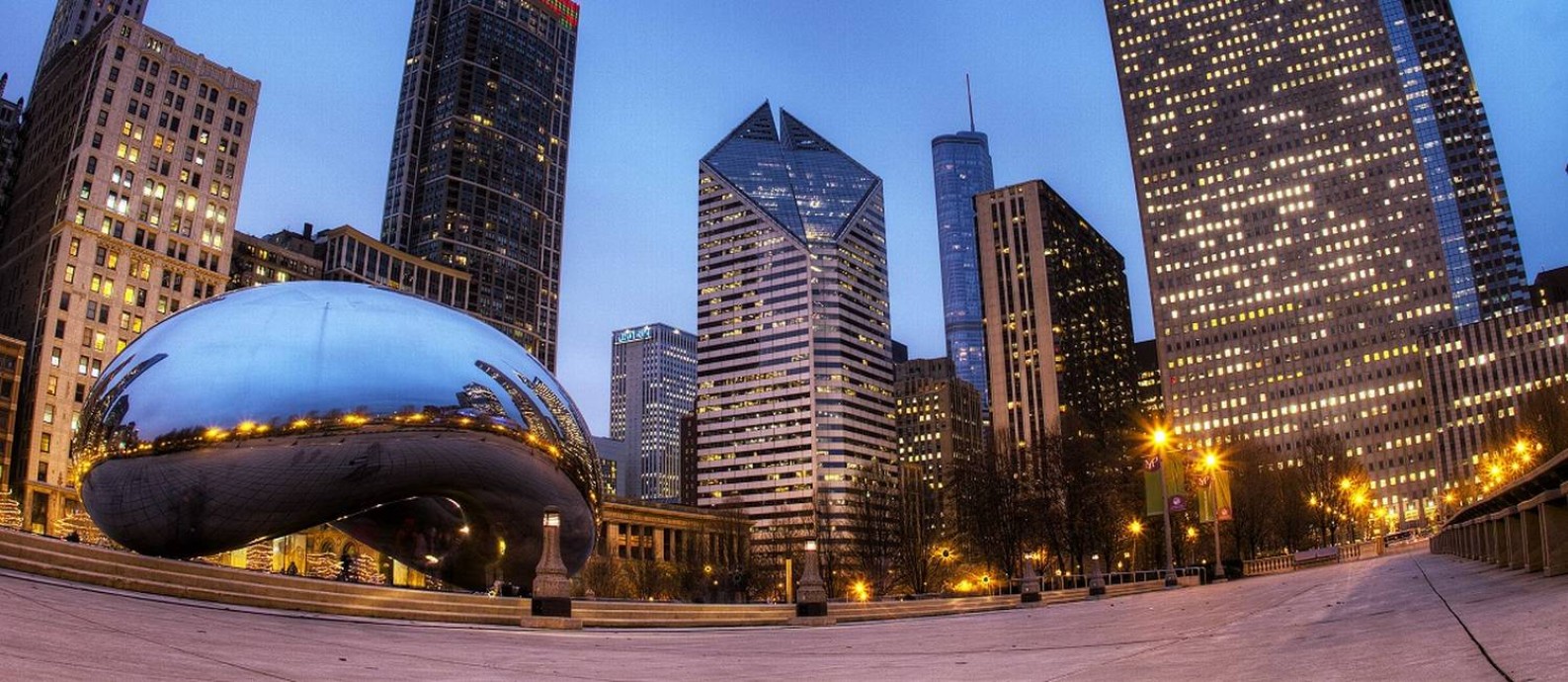 À frende dos arranha-céus do centro de Chicago está a Cloud Gate, uma escultura gigantesca que ficou conhecida como o 'feijão de Chicago' Foto: Adam Alexander / Divulgação