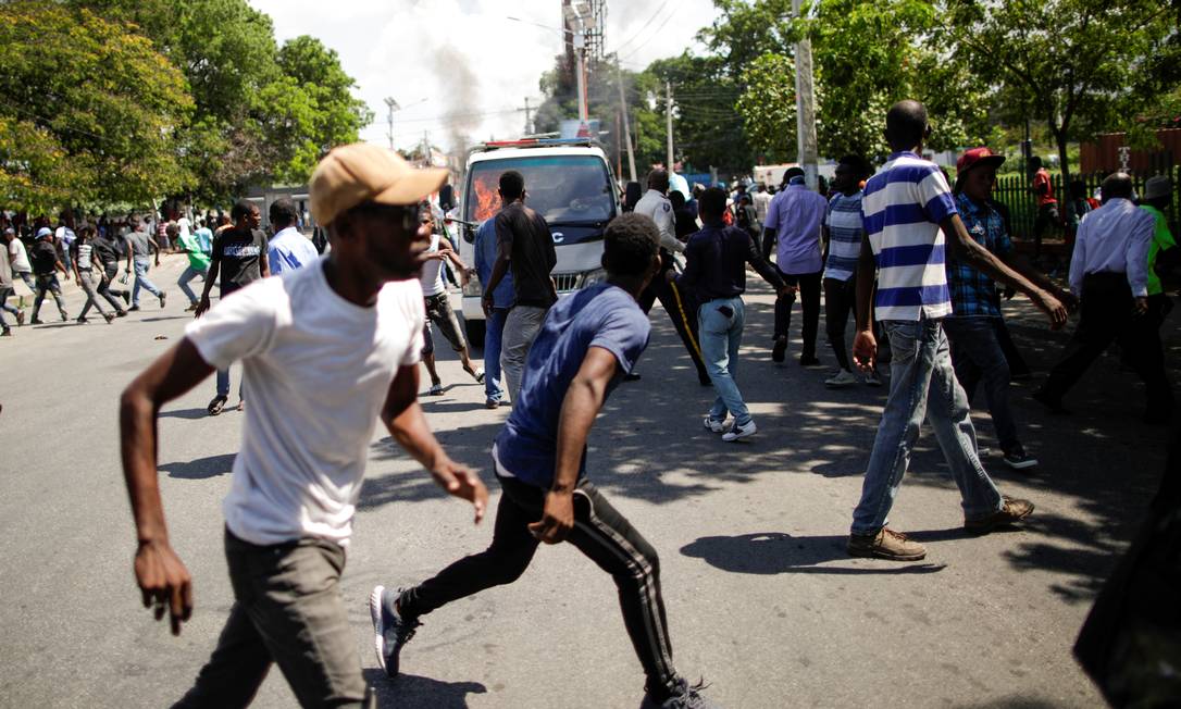Manifestantes entram em confronto com policiais do lado de fora de funeral em em Porto Príncipe
Foto: ANDRES MARTINEZ CASARES / REUTERS