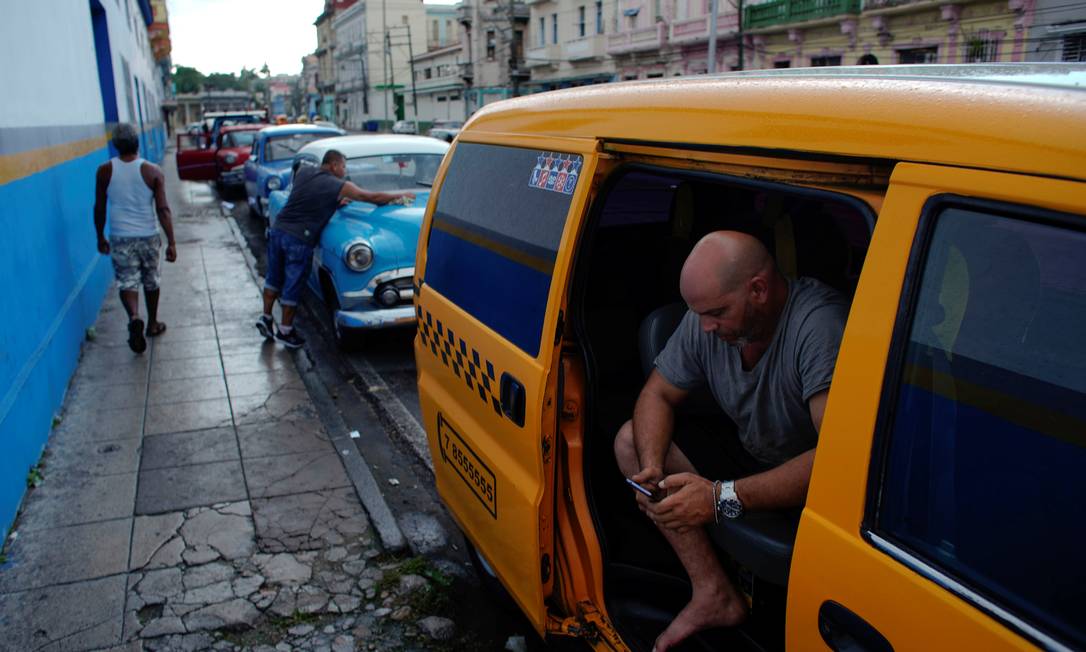 O taxista cubano Alejandro Savieda, que esperou cinco dias para abastecer seu carro: sanções americanas a Havana e Caracas provocaram escassez de combustíveis na ilha Foto: ALEXANDRE MENEGHINI / REUTERS