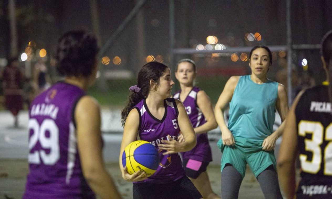 Jogando basquete pelada