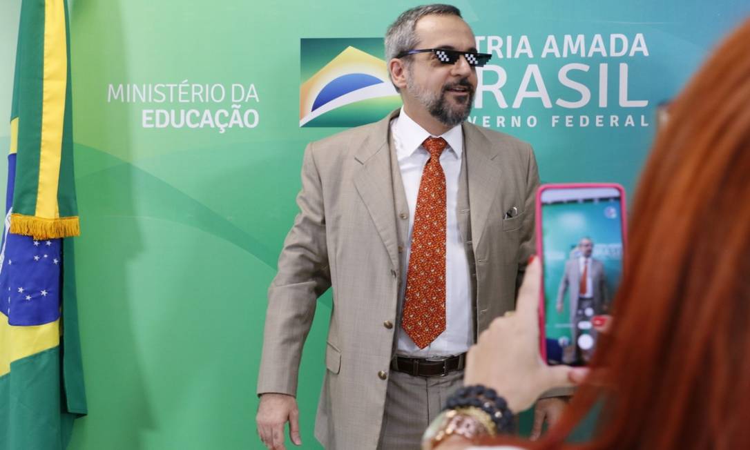 Ministro colocou óculos em referência a meme da internet Foto: Divulgação MEC