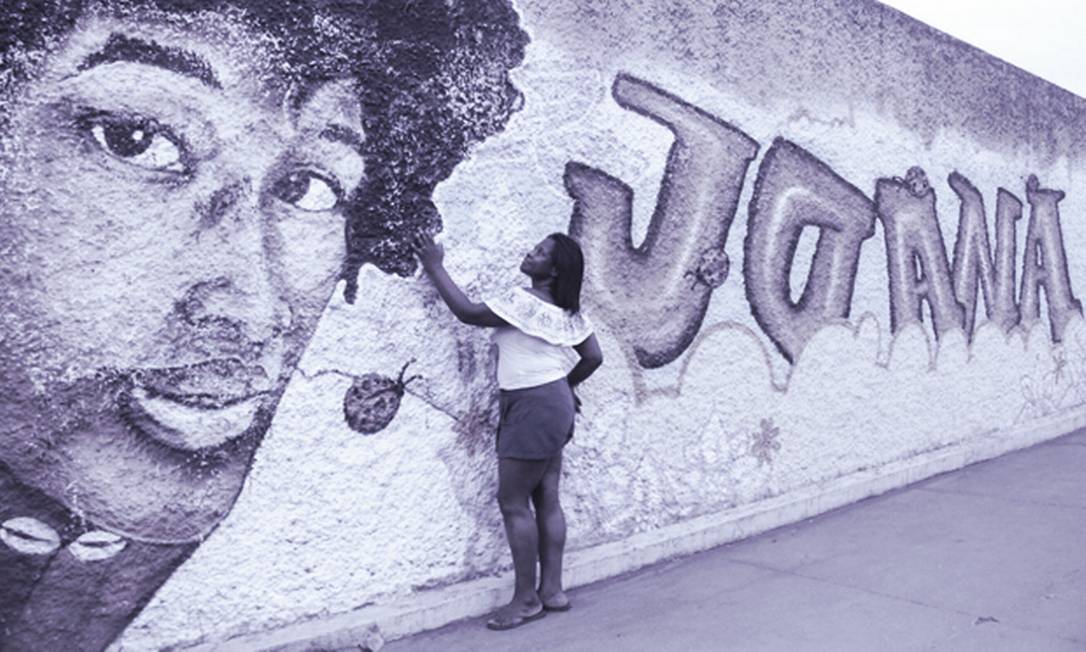 Teresa Cristina olha um grafite com a imagem da filha, Joana, atropelada por um trem em 2017 Foto: Arte sobre foto de Larissa Amorim/Casa Fluminense