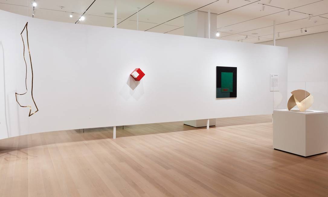 'Objeto ativo', de Willys de Castro (ao centro), a tela 'Quebra da moldura' e o 'Relógio de Sol', de Lygia Clark Foto: Heidi Bohnenkamp / The Museum of Modern Art, New Yo