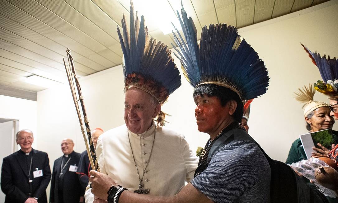 Papa Francisco recebe indígenas e usa um cocar durante Sínodo para a Amazônia Foto: HANDOUT / AFP