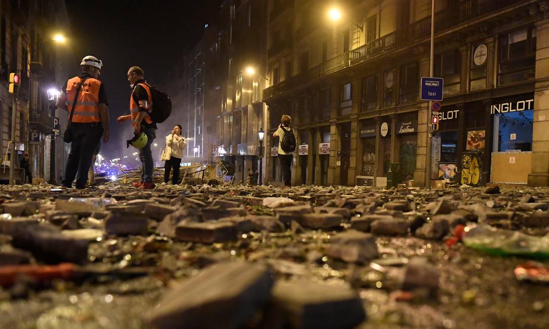 Depois da batalha campal nas ruas de Barcelona, os estragos deixados para trás. Radicais e policiais trocaram pedras e bombas no mesmo dia em que meio milhão de pessoas pediram a libertação de independentistas presos Foto: JOSEP LAGO / AFP