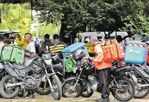 Motoristas de aplicativos de entrega fazem ponto na Zona Sul do Rio: ocupação foi criada em agosto e, segundo a Receita Federal, 17.680 trabalhadores já se formalizaram Foto: Guilherme Pinto - Agência O Globo