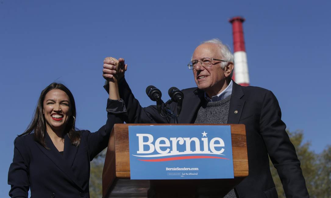 Diante de 20 mil pessoas em Nova York, senador Bernie Sanders recebeu o apoio da deputada Alexandria Ocasio-Cortez, um dos principais nomes da esquerda do Partido Democrata Foto: KENA BETANCUR / AFP