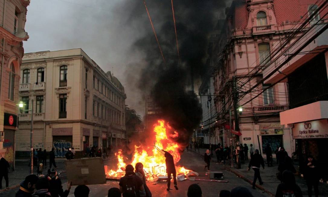 Manifestantes em Vaparaíso, neste sábado Foto: ATON CHILE/AFP / Sebastián CISTERNAS