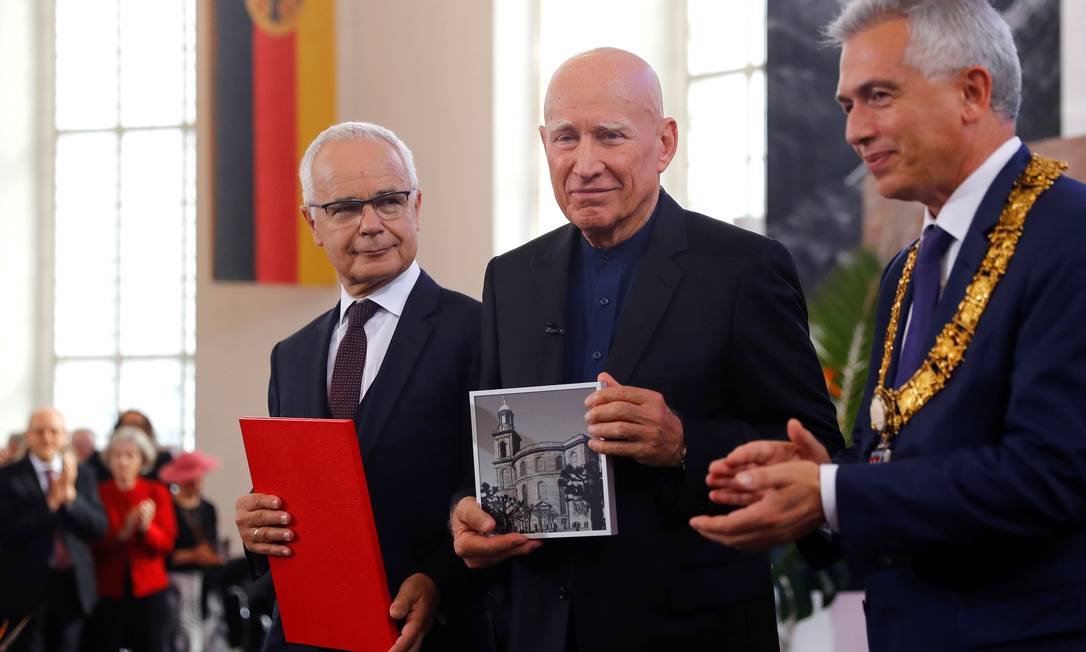 Sebastião Salgado (ao centro) recebe Prêmio da Paz do da Federação do Comércio Livreiro Alemão em Frankfurt Foto: KAI PFAFFENBACH / REUTERS