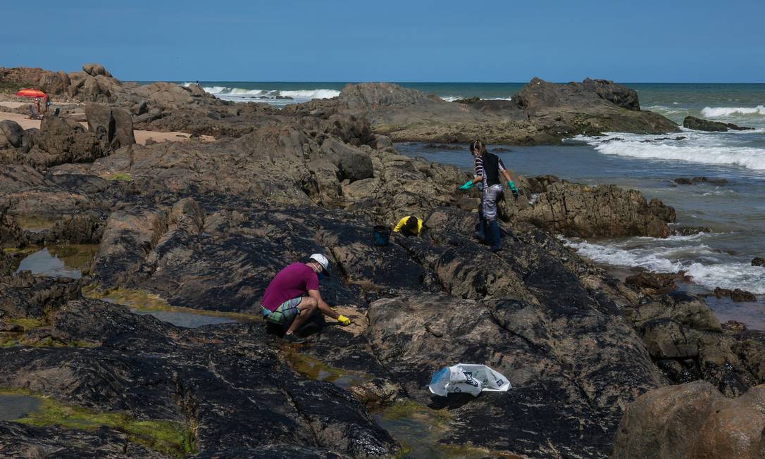 Óleo continua a aparecer em praias do Nordeste Foto: ANTONELLO VENERI / AFP