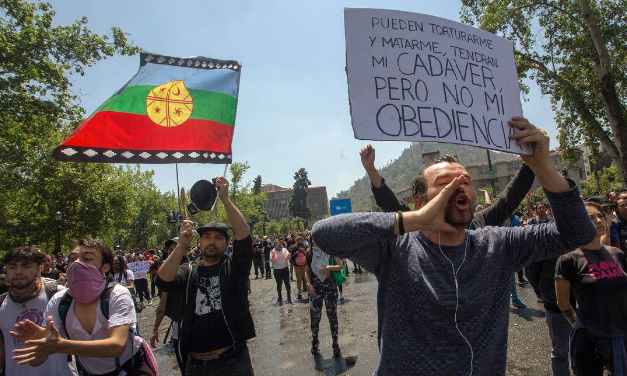 Manifestantes protestam nas ruas do Chile Foto: CLAUDIO REYES / AFP