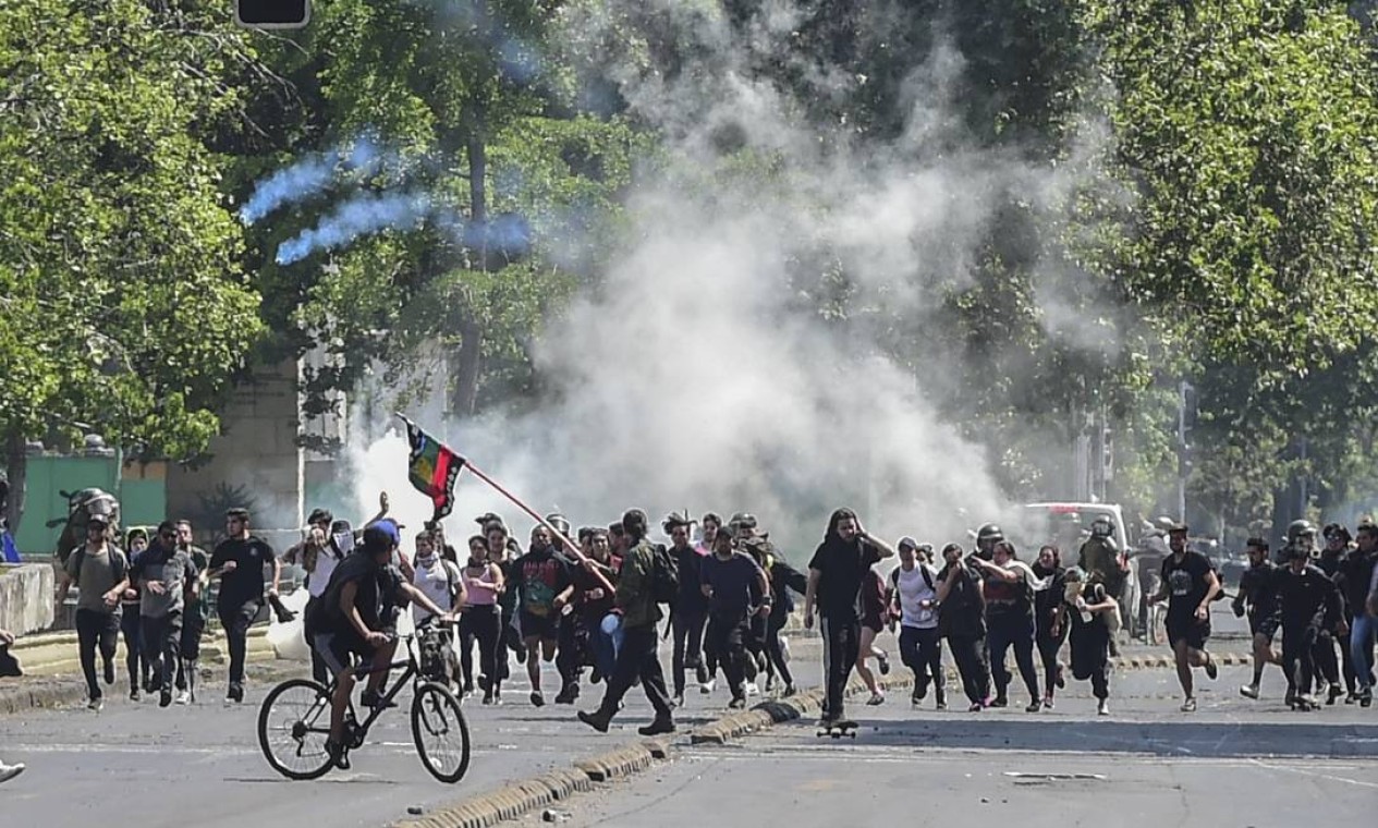 Bombas de gás lacrimogêno foram lançadas contra manifestantes em Santiago Foto: MARTIN BERNETTI / AFP