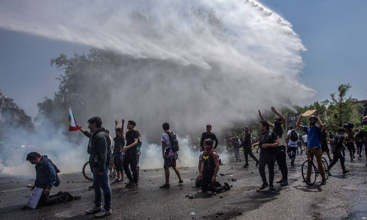 A polícia também usou jatos d'água para dispersar os manifestantes Foto: CLAUDIO REYES / AFP