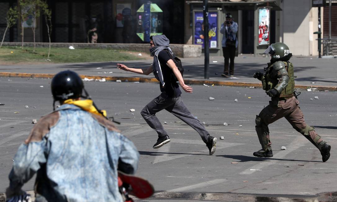
Policial persegue manifestante durante um protesto em Santiago
Foto:
IVAN ALVARADO
/
REUTERS
