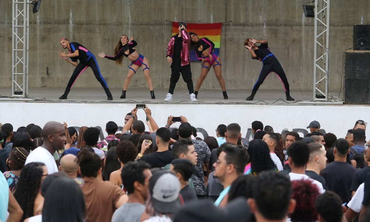 Festa contou com apresentação de DJs, grupos musicais e disputa de dança no palco Foto: Guilherme Pinto / Agência O Globo