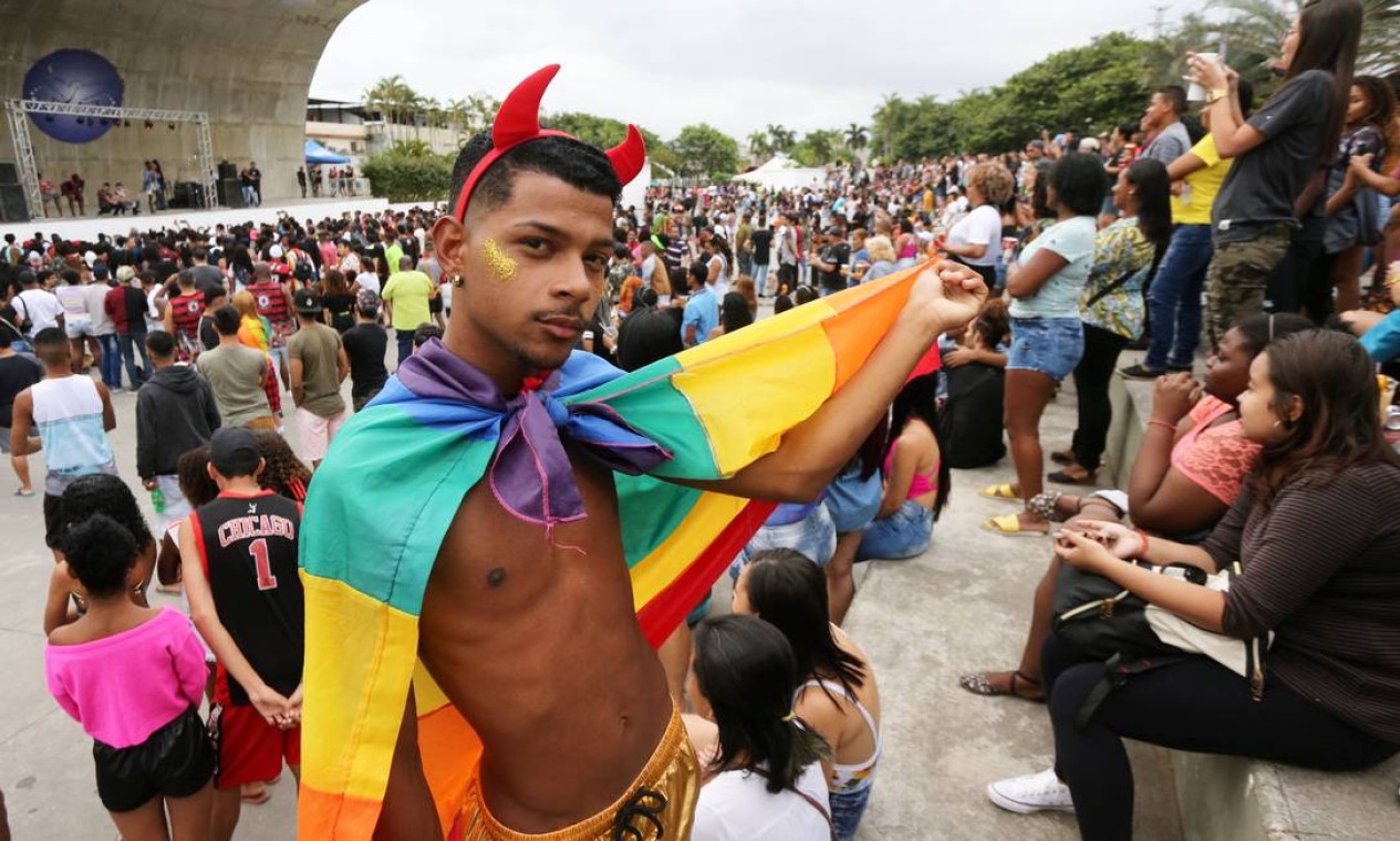 Roger Barbosa apostou num look dourado e numa maquiagem com brilho para prestigiar a Pré-Parada LGBT em Madureira Foto: Guilherme Pinto / Agência O Globo