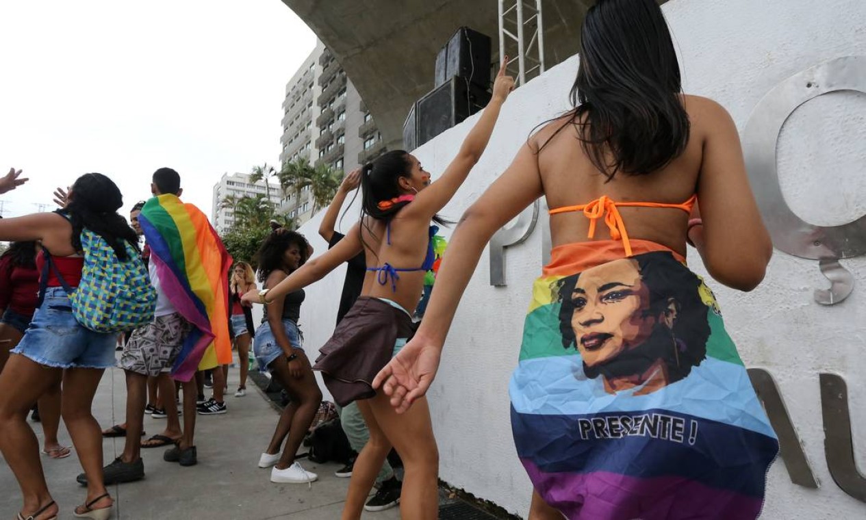 Aquecimento para a Parada LGBT de Madureira, programada para o dia 15 de dezembro, foi espaço para manifestações políticas e de orgulho gay Foto: Guilherme Pinto / Agência O Globo