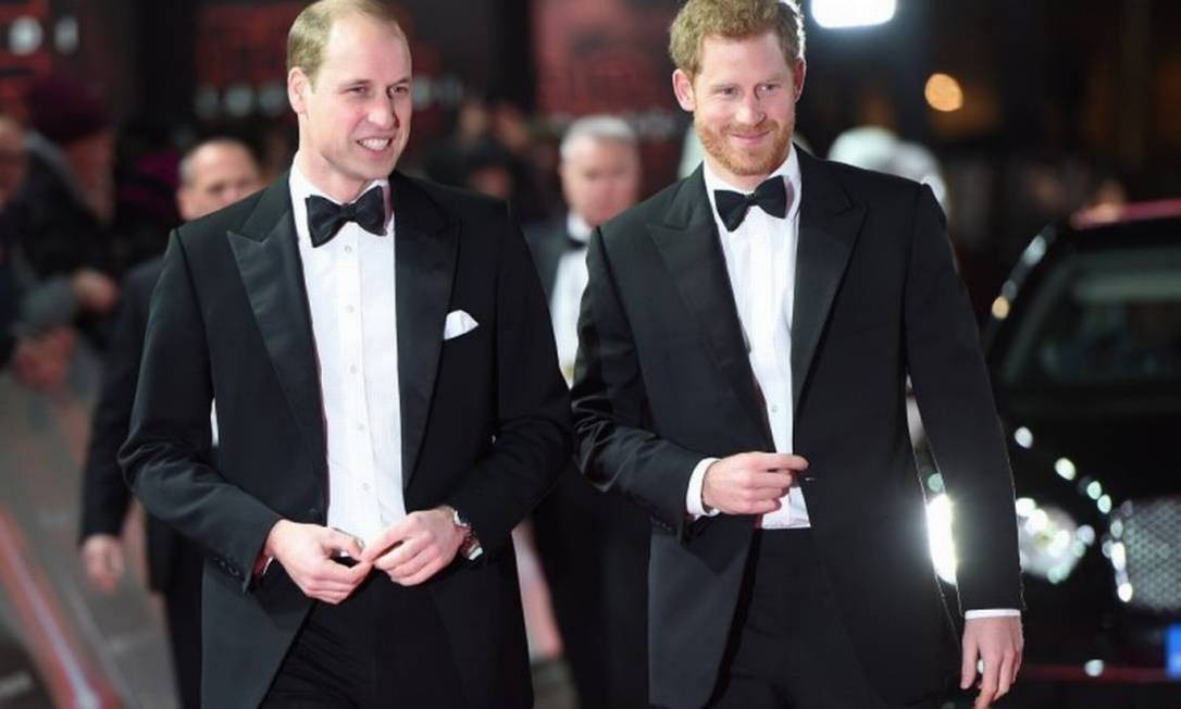 O príncipe Harry (à direita) admitiu pela primeira vez problemas no relacionamento com o irmão, William Foto: Reuters