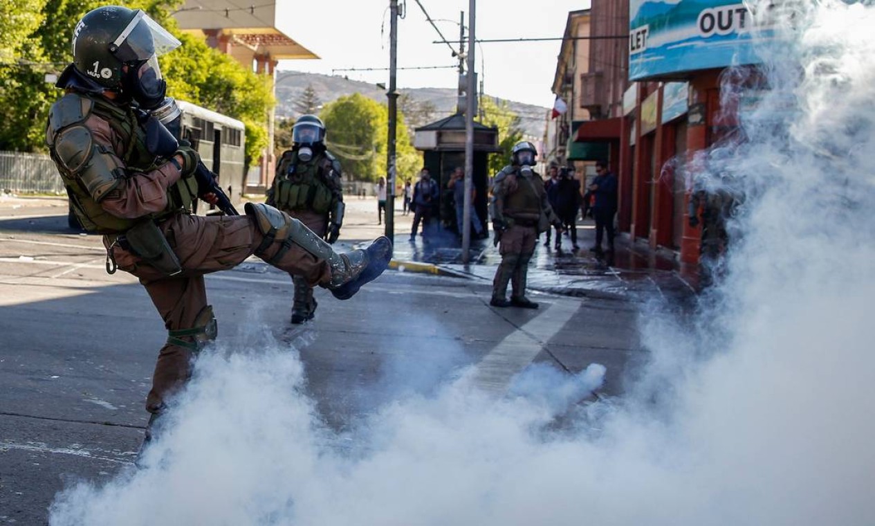 Manifestantes e policiais também entraram em confronto na cidade de Valparaíso Foto: JAVIER TORRES / AFP