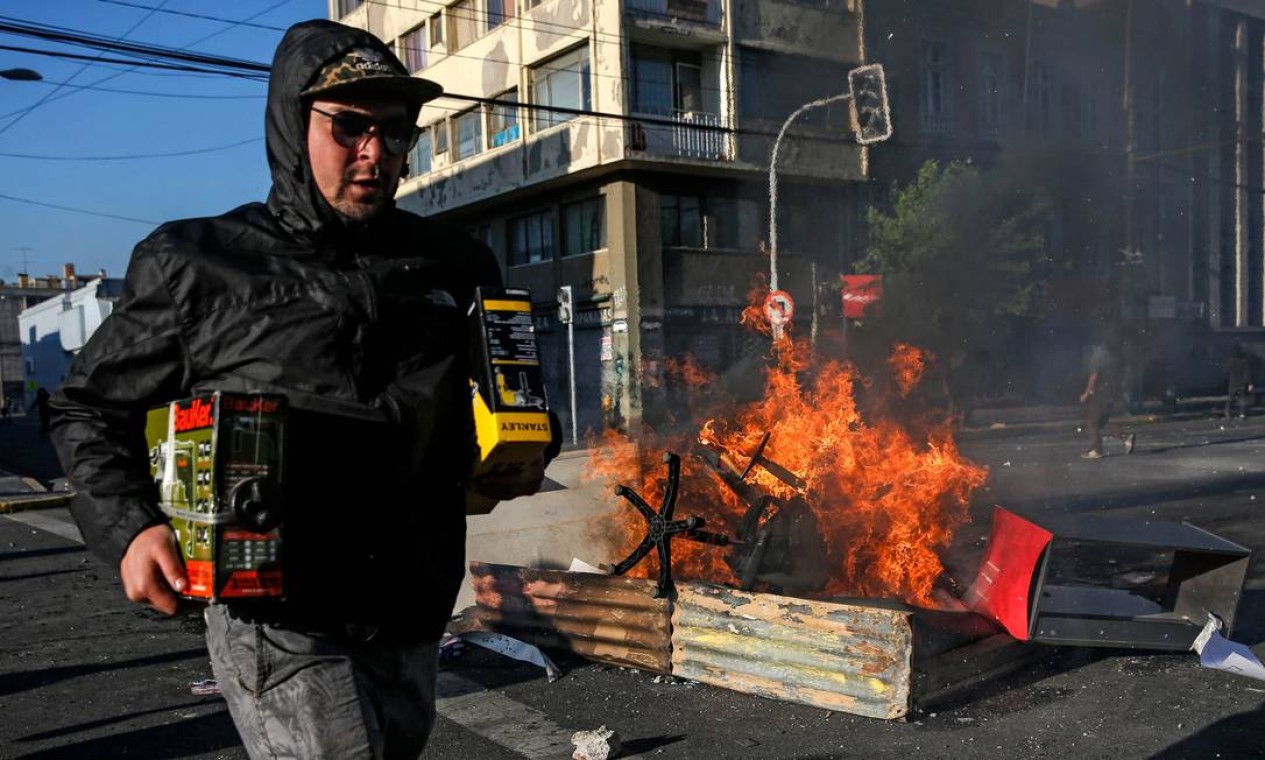 A cidade de Valparaíso também está sob toque de recolher Foto: JAVIER TORRES / AFP