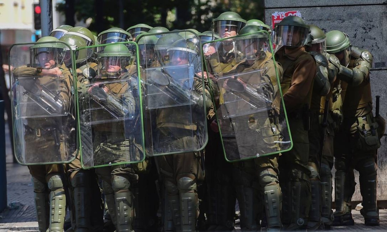 Polícia de choque em formação para combater os manifestantes chilenos Foto: MARTIN BERNETTI / AFP