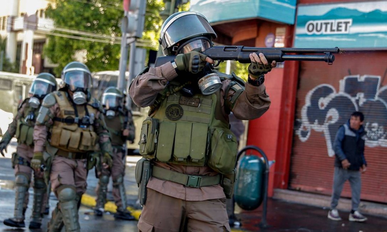 Policiais entram em confronto com manifestantes nas ruas de Valparaíso Foto: JAVIER TORRES / AFP
