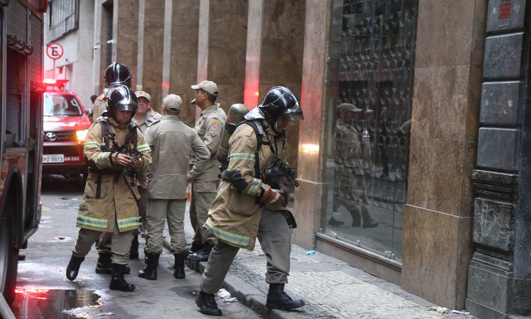 Bombeiros no prédio da Quatro por Quatro Foto: Fabiano Rocha / Agência O Globo