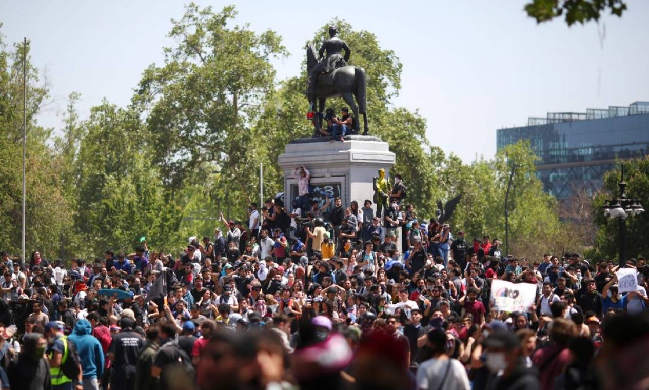 Manifestantes organizam portesto na Plaza Italia, em Santiago Foto: PABLO VERA / AFP