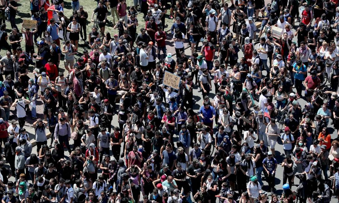 Manifestantes participam de protesto contra modelo econômico do Estado chileno Foto: IVAN ALVARADO / REUTERS