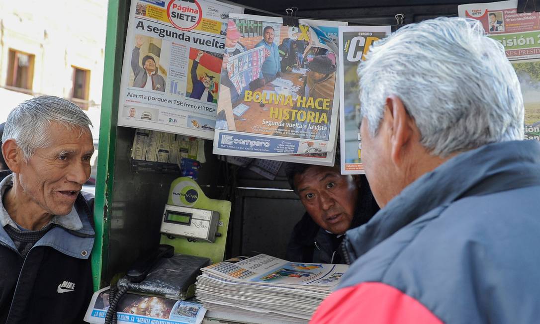 Jornais bolivianos indicam histórica possibilidade de segundo turno nas eleições presidenciais Foto: JORGE BERNAL / AFP