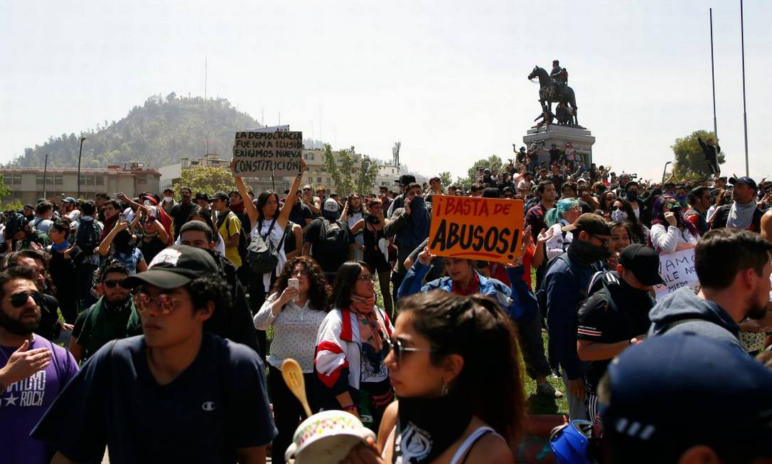 Manifestantes protestam na Plaza Italia, em Santiago Foto: PABLO VERA / AFP