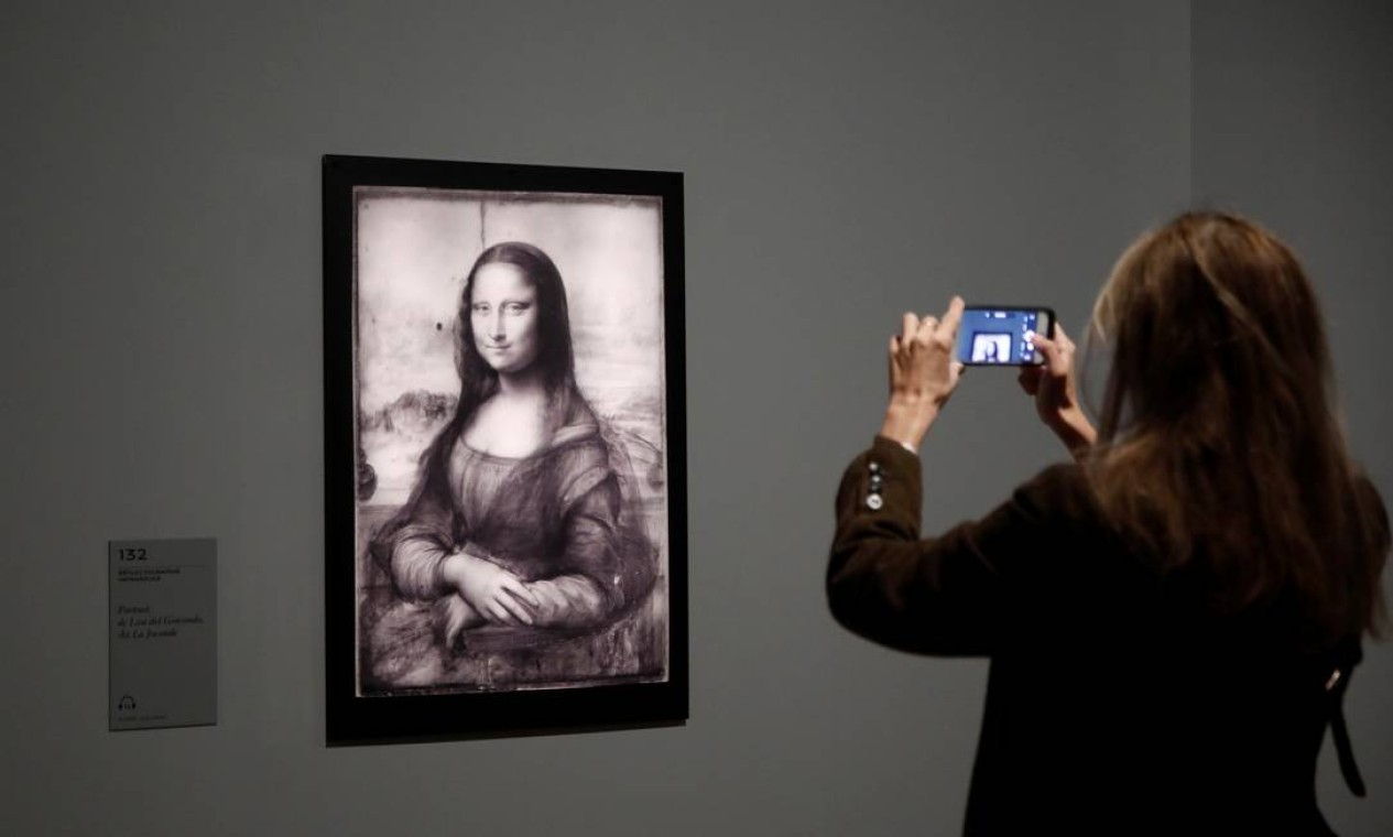 A “Mona Lisa”, no formato de reflectografia de infravermelho, que permite ver o primeiro desenho de Da Vinci na tela, e as alterações feitas depois. 'São informações extraordinárias', diz um dos curadores da exposição no Louvre, Vincent Delieuvi. 'É como se estivéssemos atrás dele no ateliê, diante de seu cavalete, vendo como pintura foi realizada' Foto: BENOIT TESSIER / REUTERS
