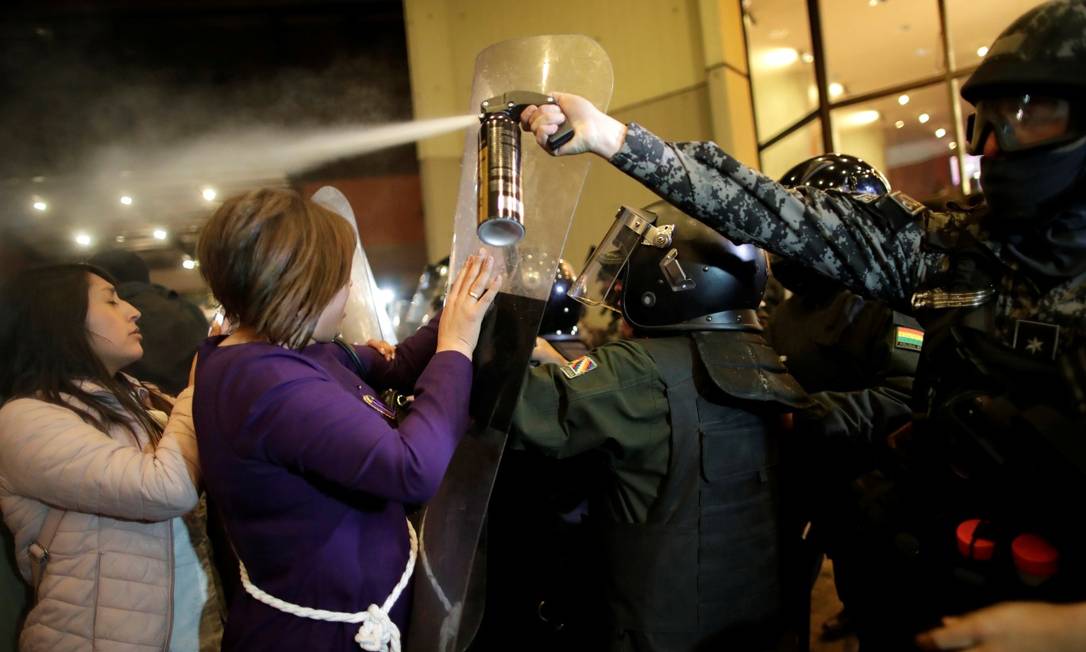 Policiais usam spray de pimenta para dispersar manifestantes em La Paz Foto: UESLEI MARCELINO / REUTERS