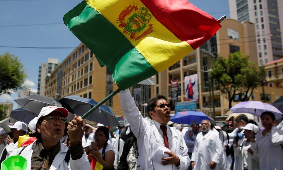 Profisisionais da saúde protestam em La Paz após resultados preliminares das eleições bolivianas Foto: DAVID MERCADO / REUTERS
