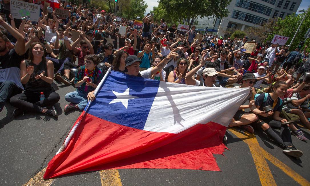 O CHILE ACORDOU. O povo luta nas ruas contra o…