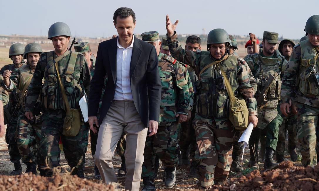 Em uma rara visita ao front, o presidente da Síria, Bashar al-Assad, afirma que irá retomar todos os territórios do país e chama o líder turco, Tayyip Erdogan, de 'ladrão' Foto: SANA / REUTERS