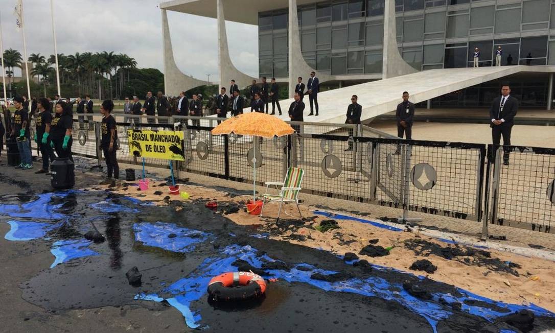 Tinta preta simula derramamento de óleo na porta do Palácio do Planalto, em Brasília Foto: Jorge William / Agência O Globo