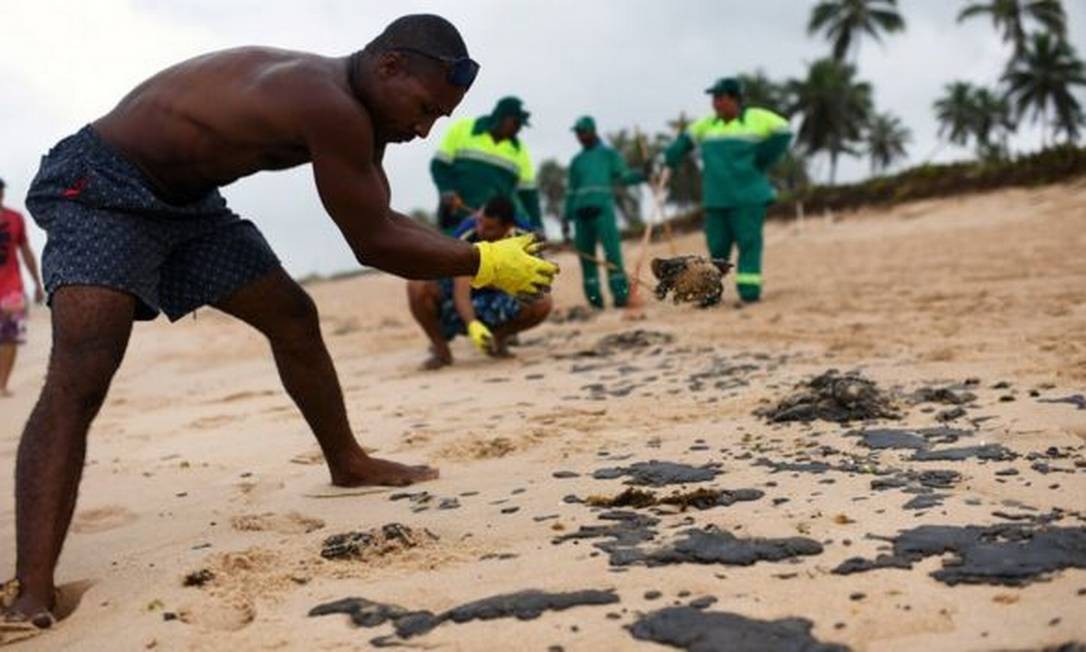 O óleo chegou a várias praias da Bahia, como as do município de Camaçari, a 41 quilômetros de Salvador Foto: Reuters